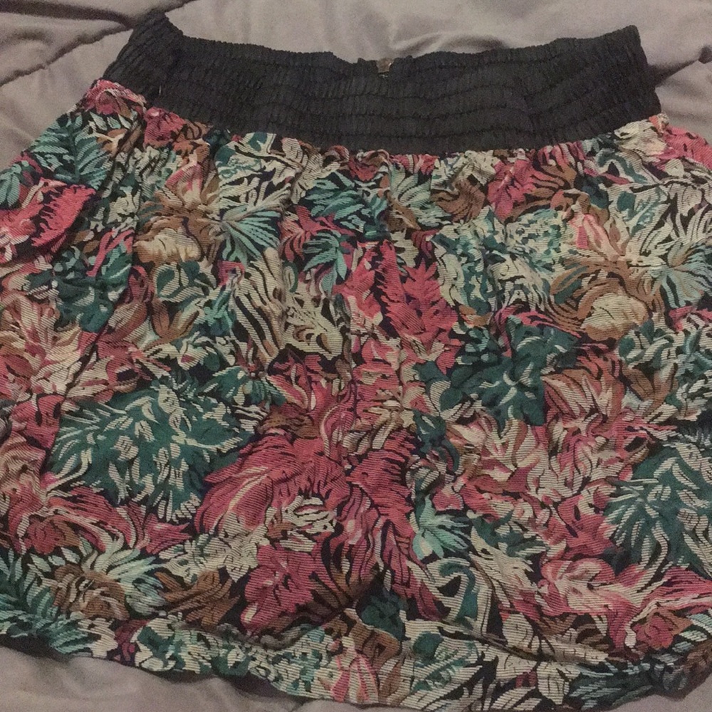 Elastic skirt. Looks as it did when bought